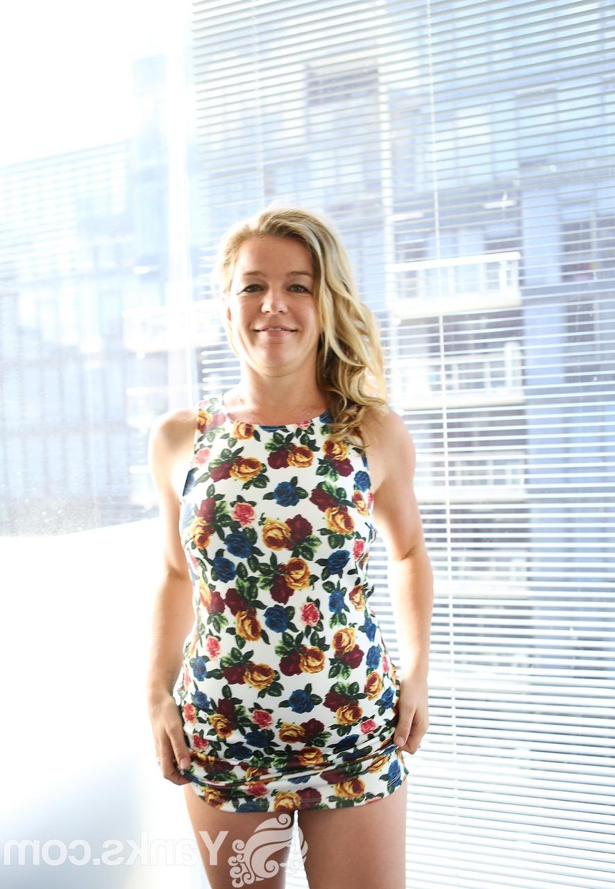16P Milf rubia con gran cuerpo claudia se desnuda y se burla con su culo redondo