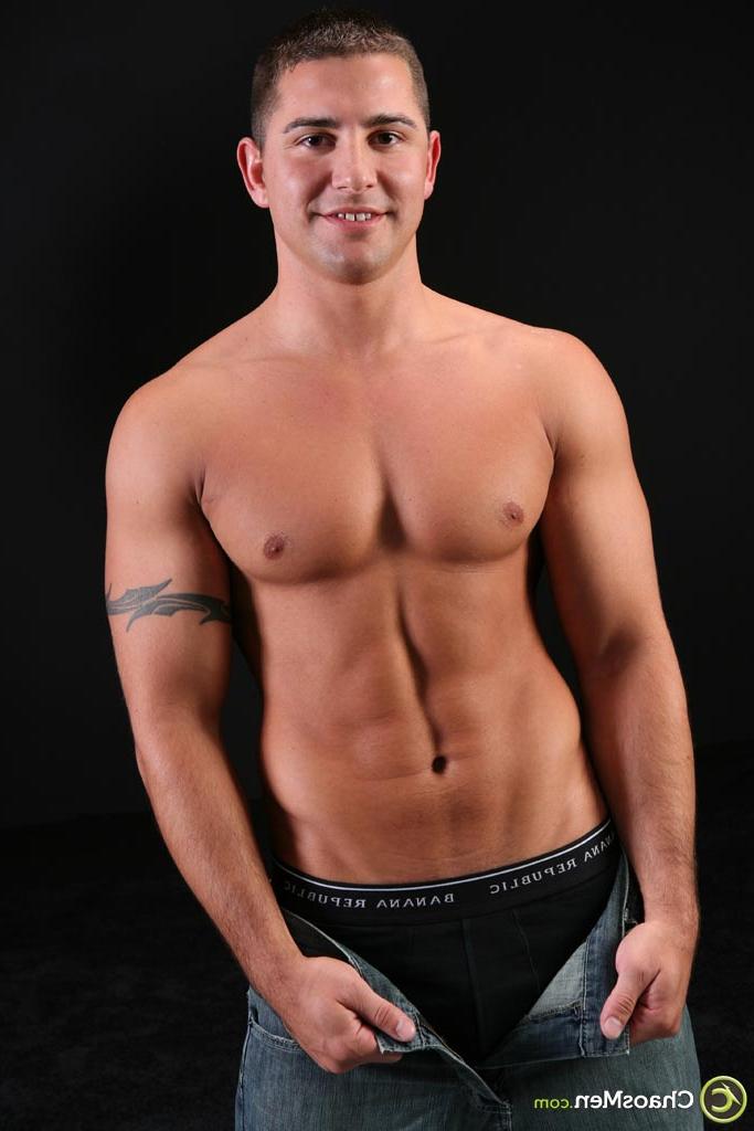 20P El musculoso gay Taylor expone su polla dura y posa desnudo en un sofá