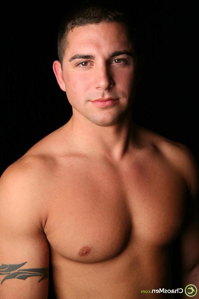 20P El musculoso gay Taylor expone su polla dura y posa desnudo en un sofá