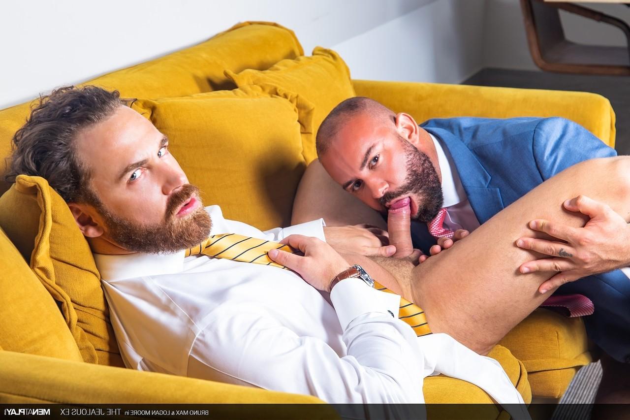 20P Les ours barbus Bruno Max et Logan Moore baisent fort sur un canapé de bureau.
