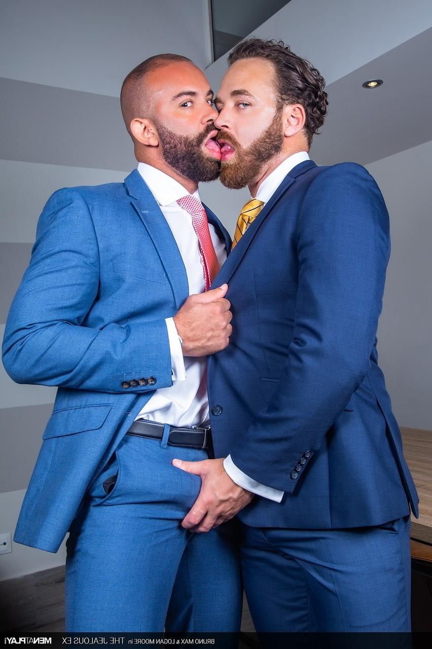 20P Les ours barbus Bruno Max et Logan Moore baisent fort sur un canapé de bureau.