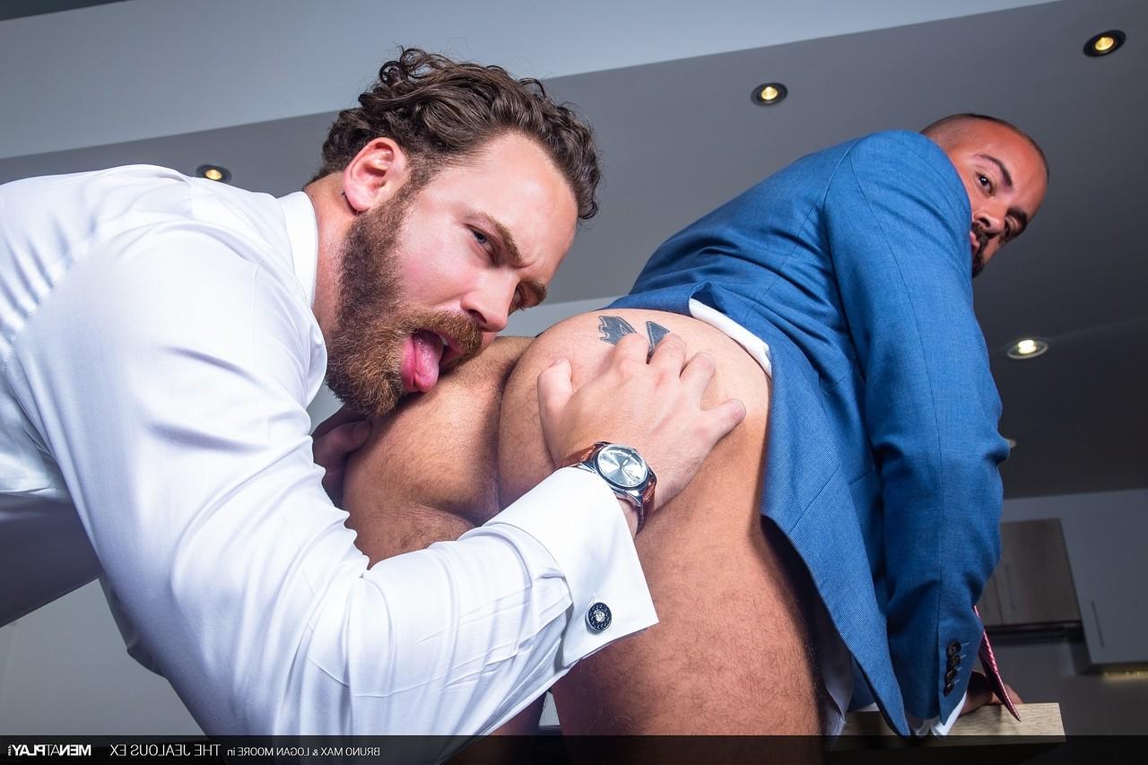 20P Les ours barbus Bruno Max et Logan Moore baisent fort sur un canapé de bureau.