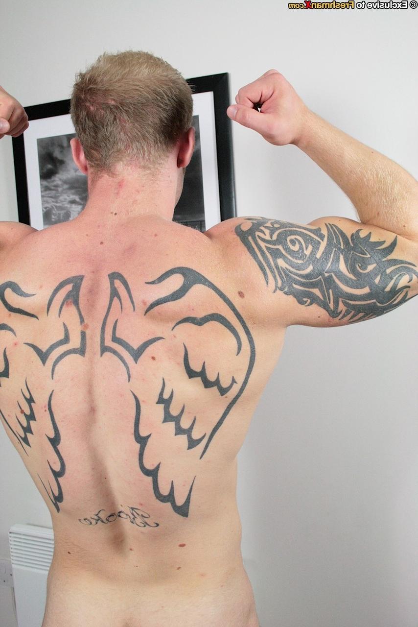 20P Nathan Scott, gay musclé, se branle tout en exhibant son corps nu athlétique