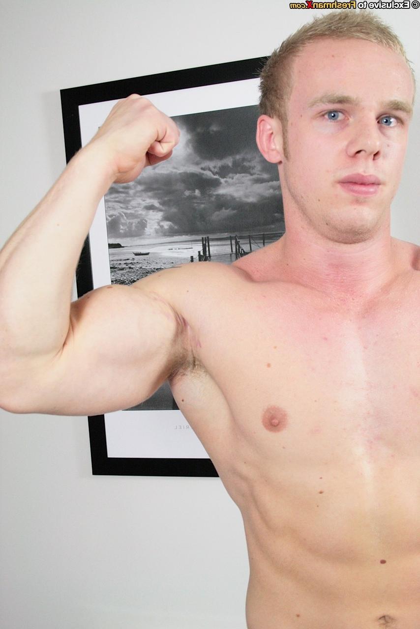 20P Nathan Scott, gay musclé, se branle tout en exhibant son corps nu athlétique