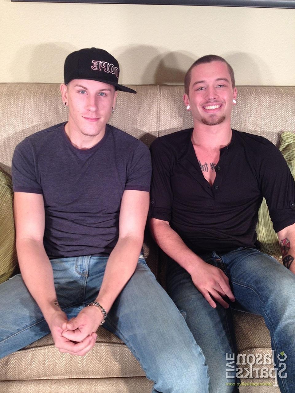 20P Estrelas porno gays excitadas Brendon Scott e CK Steel batem na bunda um do outro