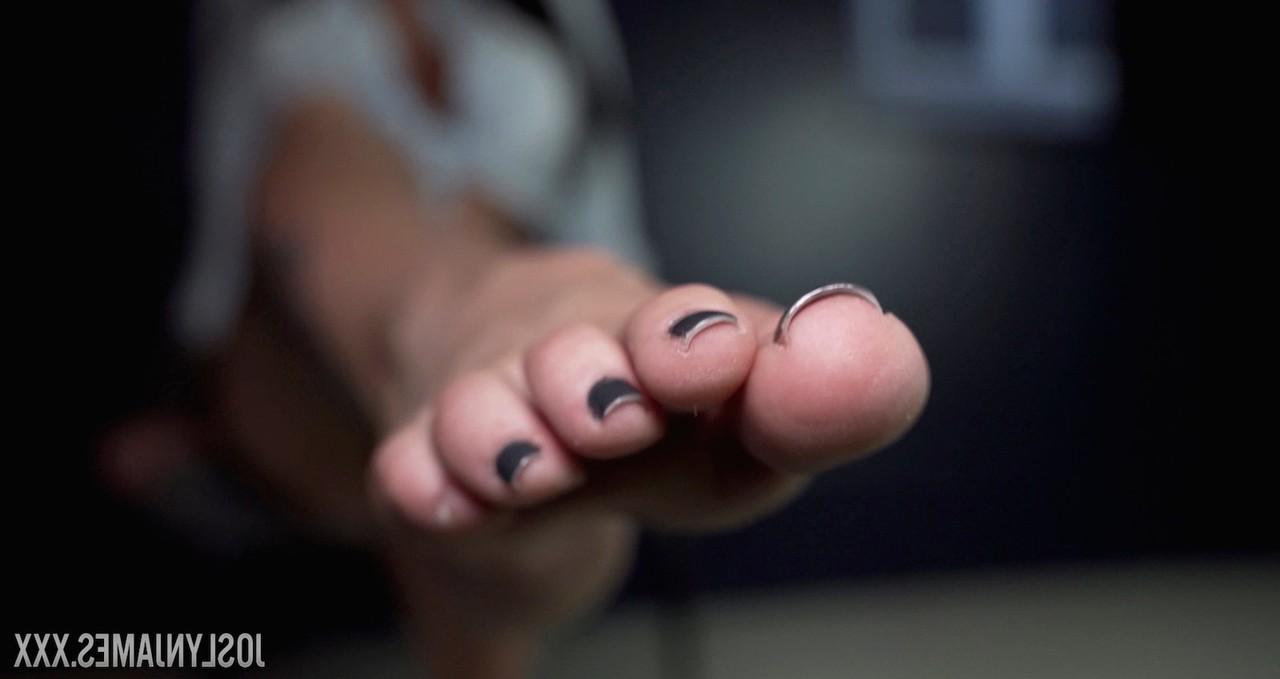 20P A morena suja MILF Joslyn James exibe os seus pés e um lindo decote