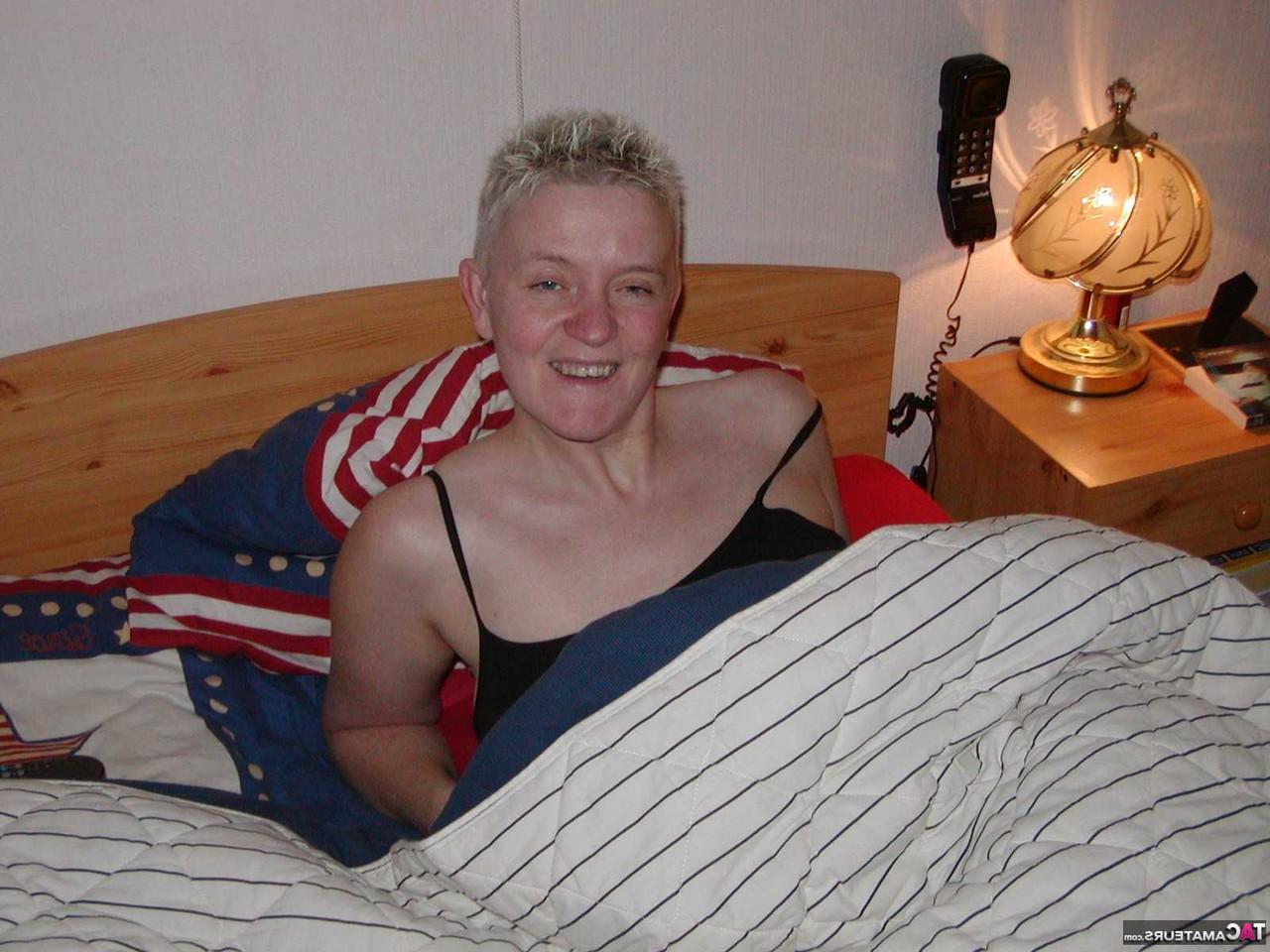 16P Tiffany Pearl, blonde plus âgée avec un téton percé, joue avec ses seins naturels.