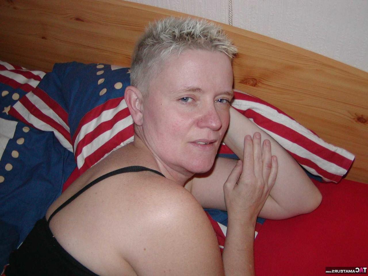16P Tiffany Pearl, blonde plus âgée avec un téton percé, joue avec ses seins naturels.