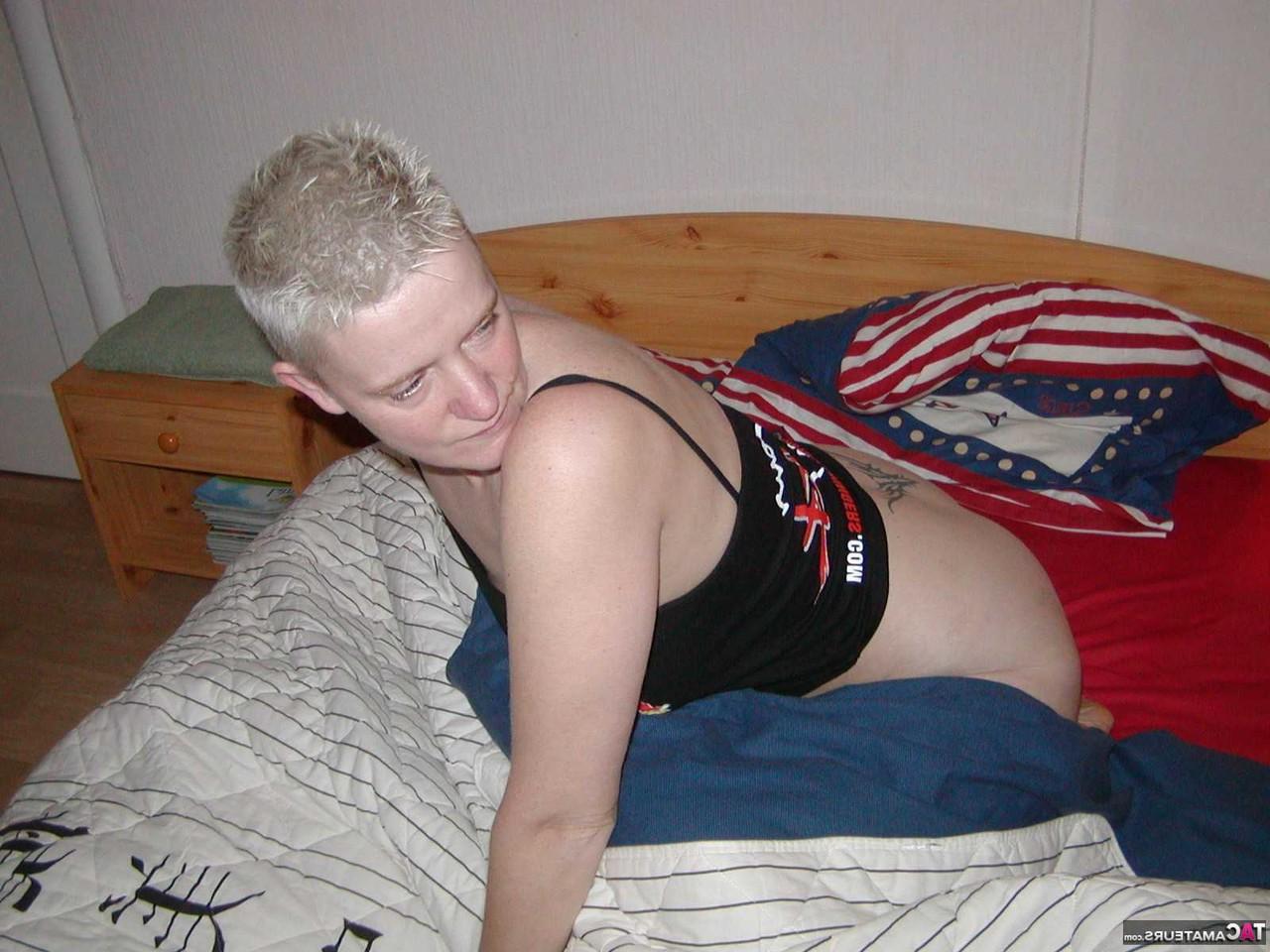 16P Tiffany Pearl, blonde plus âgée avec un téton percé, joue avec ses seins naturels.