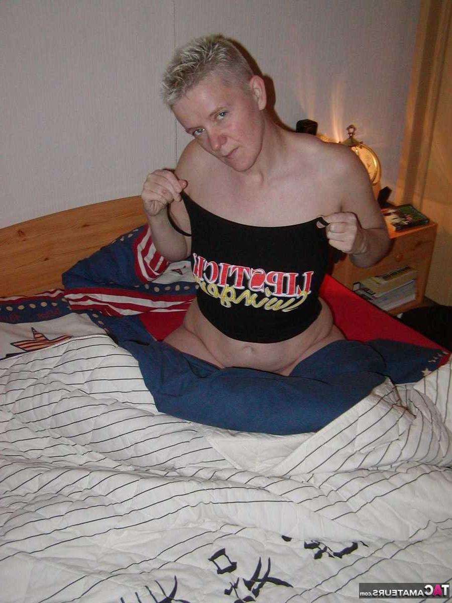 16P Tiffany Pearl, blonde plus âgée avec un téton percé, joue avec ses seins naturels.