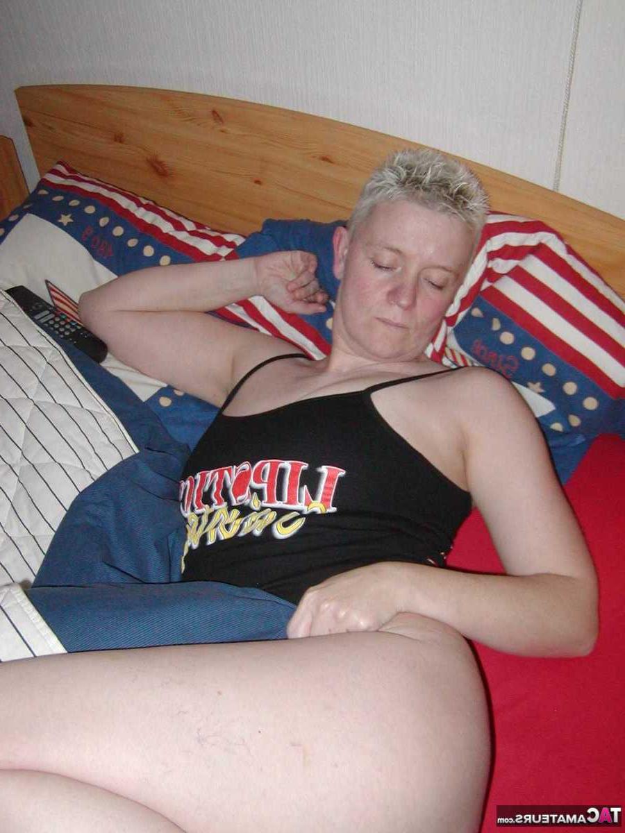 16P Tiffany Pearl, blonde plus âgée avec un téton percé, joue avec ses seins naturels.