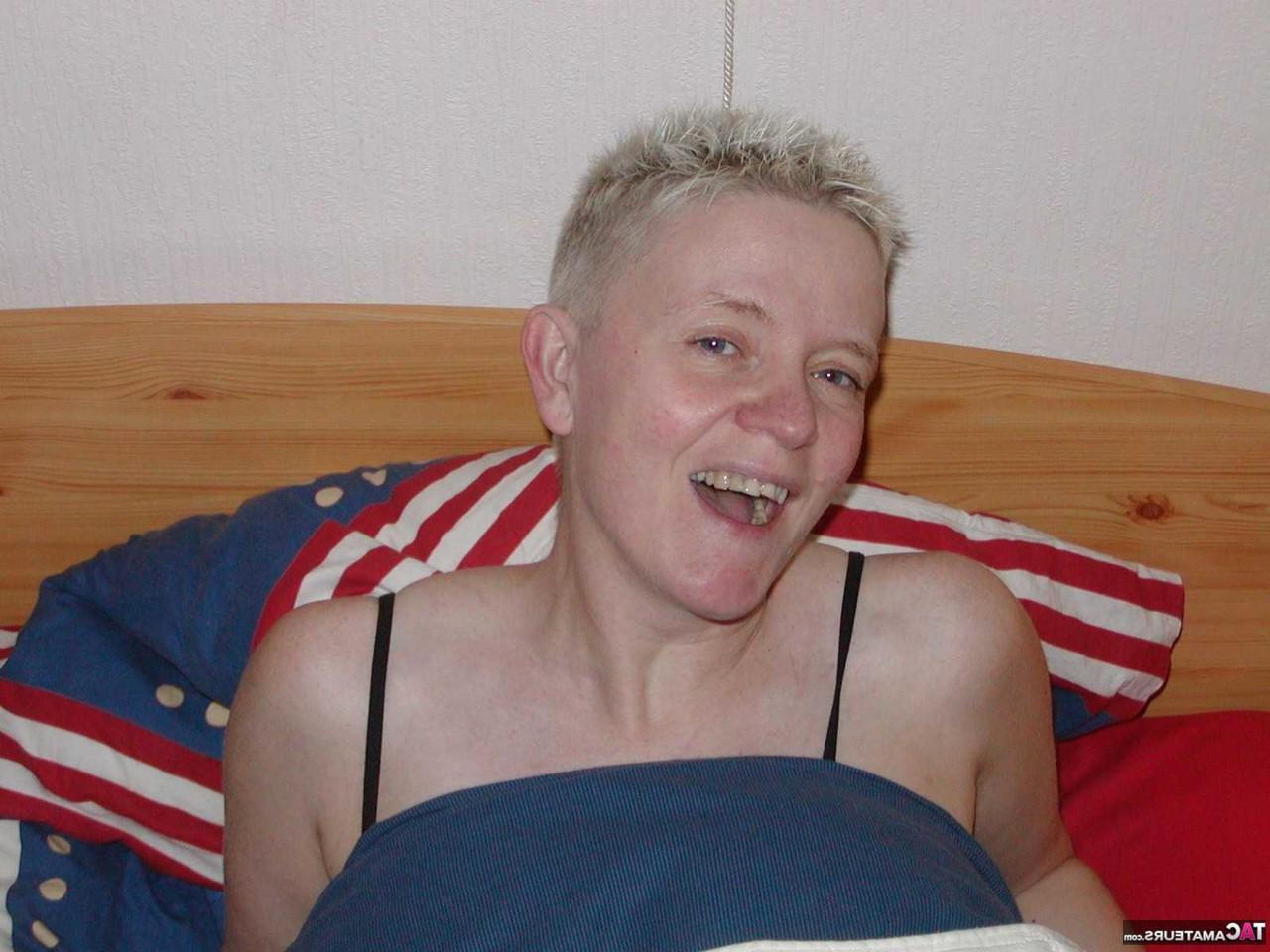 16P Tiffany Pearl, blonde plus âgée avec un téton percé, joue avec ses seins naturels.