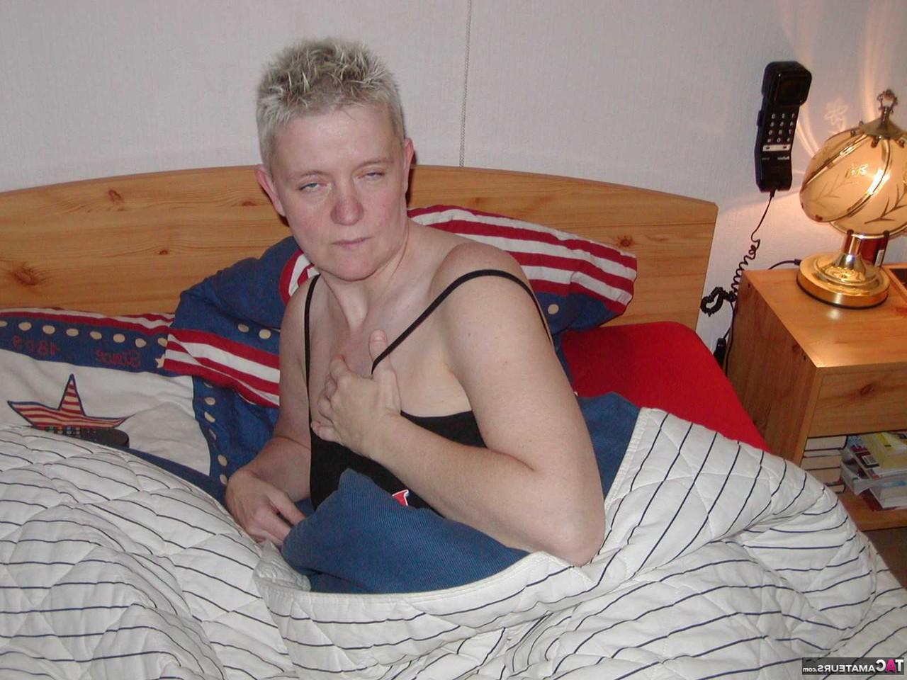 16P Tiffany Pearl, blonde plus âgée avec un téton percé, joue avec ses seins naturels.