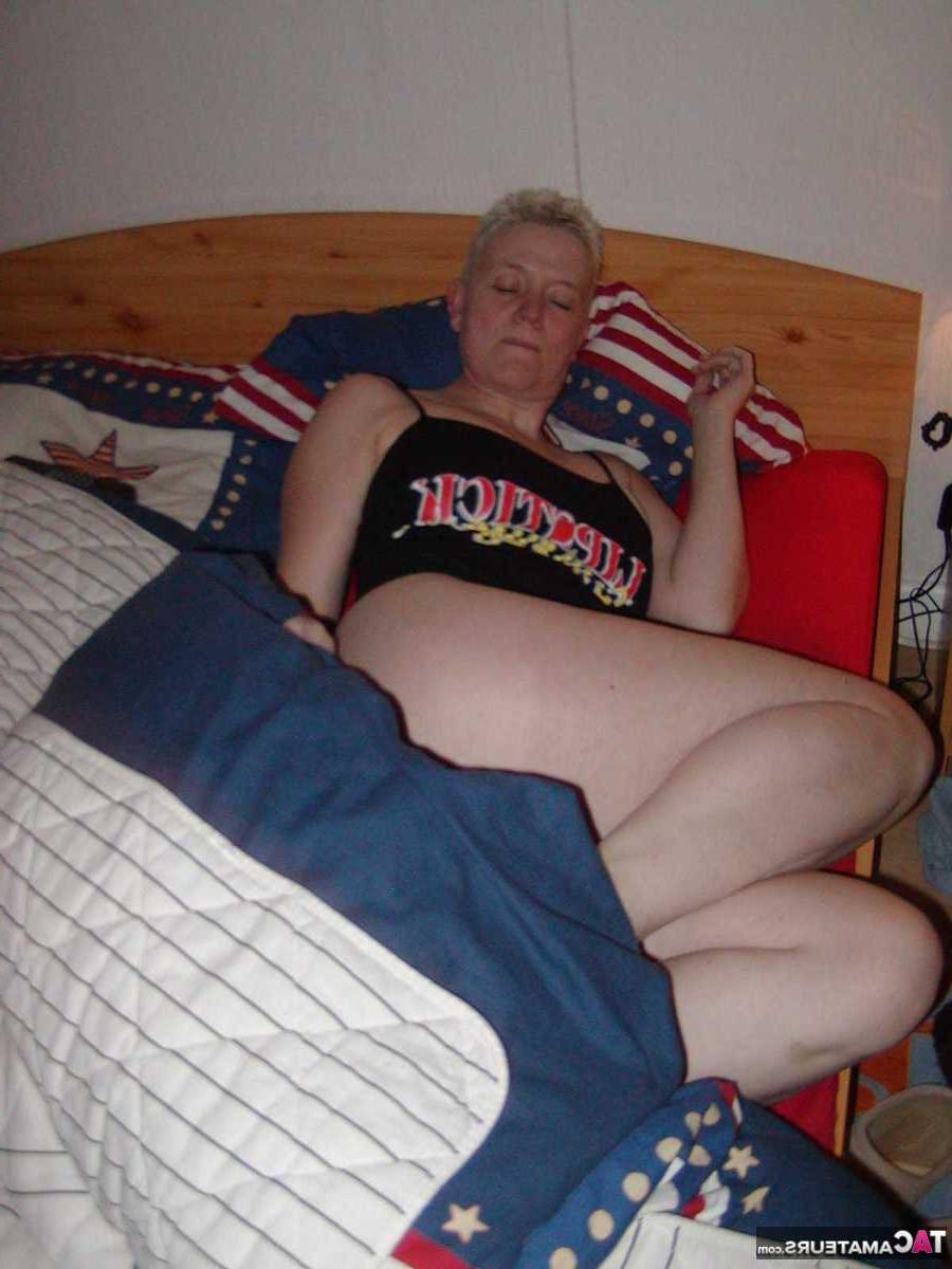 16P Tiffany Pearl, blonde plus âgée avec un téton percé, joue avec ses seins naturels.