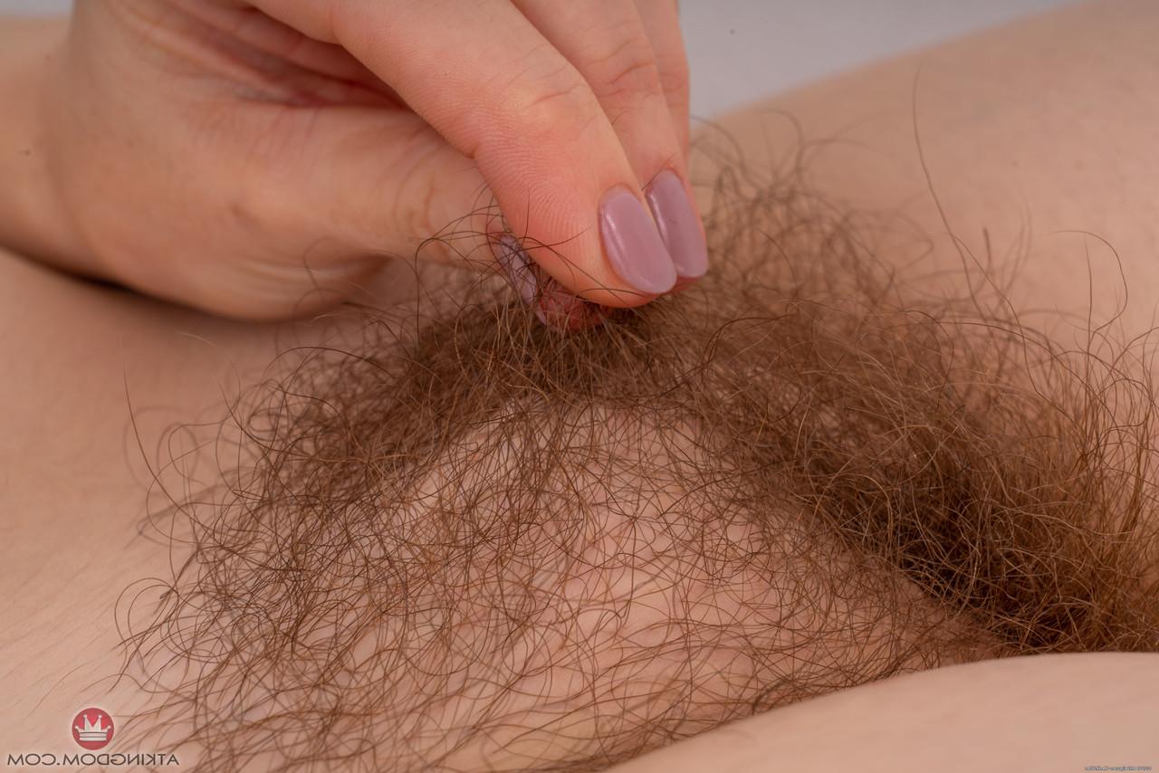 20P Die mollige blonde Amateurin Quinn Helix enthüllt ihren großen Arsch und ihre haarige Muschi