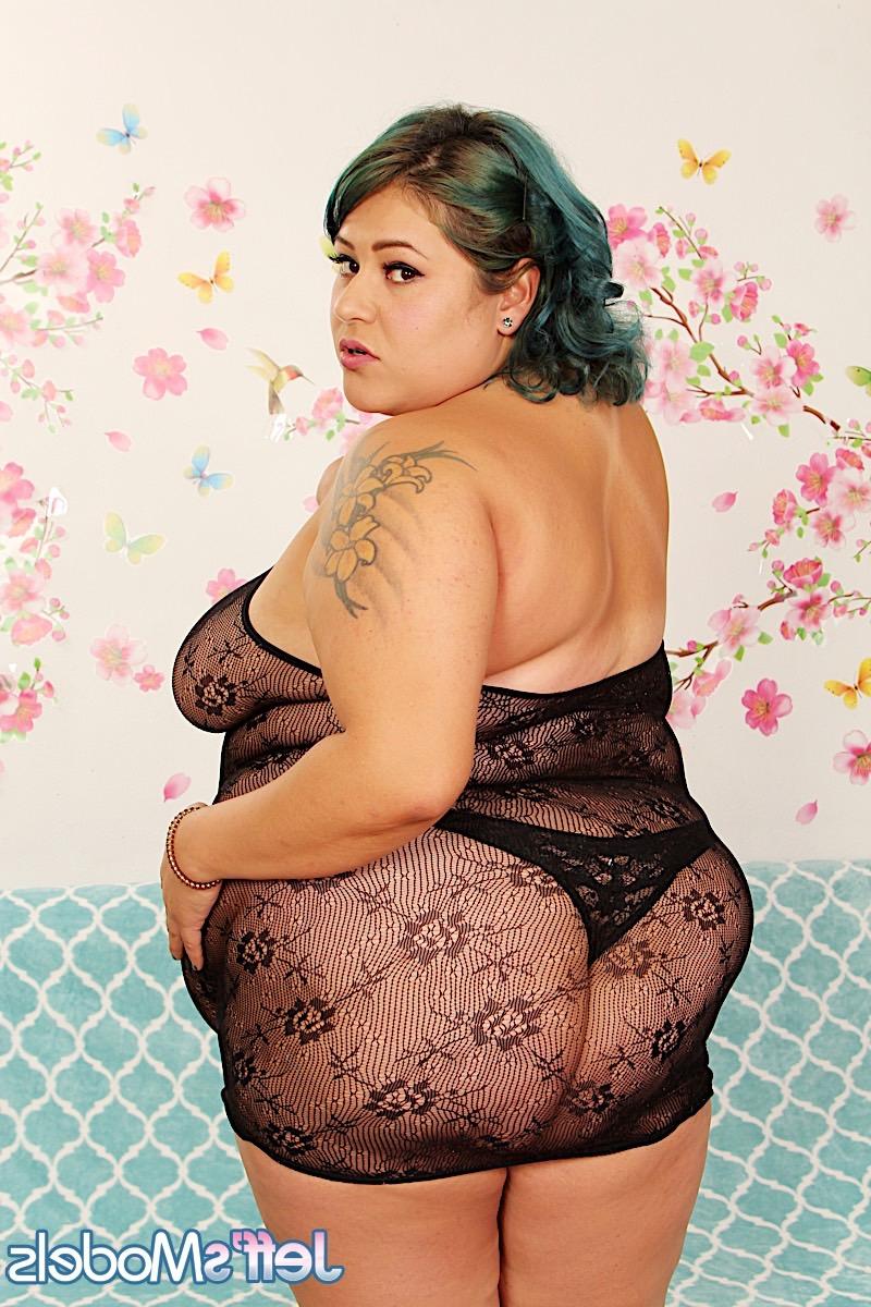 16P A mulher latina obesa Veruca Darling ostenta o cabelo tingido enquanto tira a lingerie