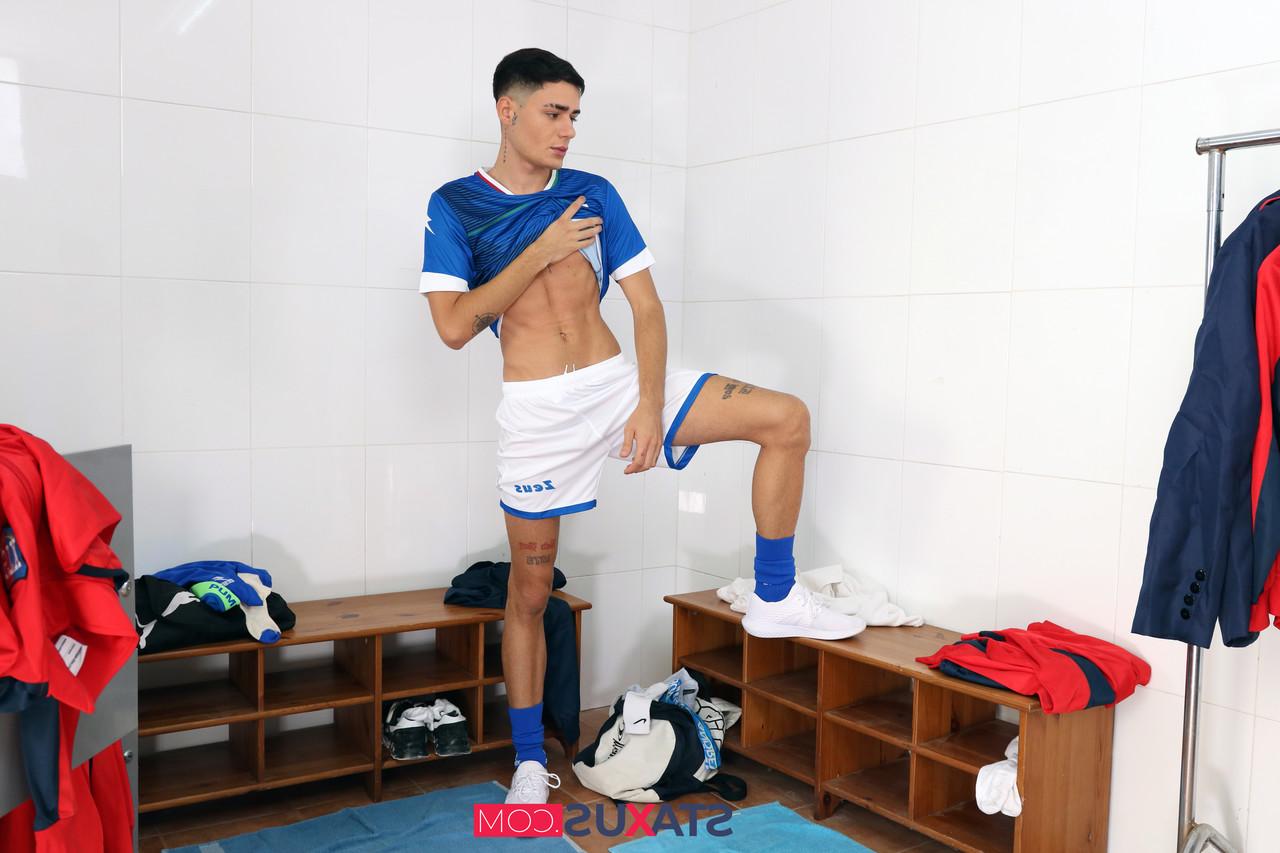 10P Die versauten schwulen Fußballspieler Agus Piney und Esteban Quebert ficken nach dem Spiel