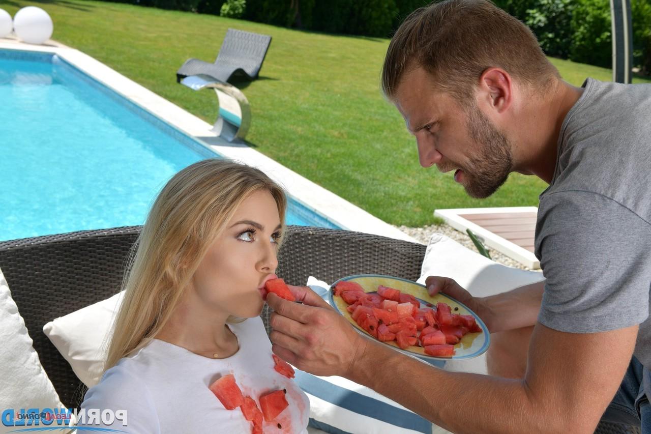 20P La joven rubia Alecia Fox se deja chupar el coño antes de follar duro junto a la piscina