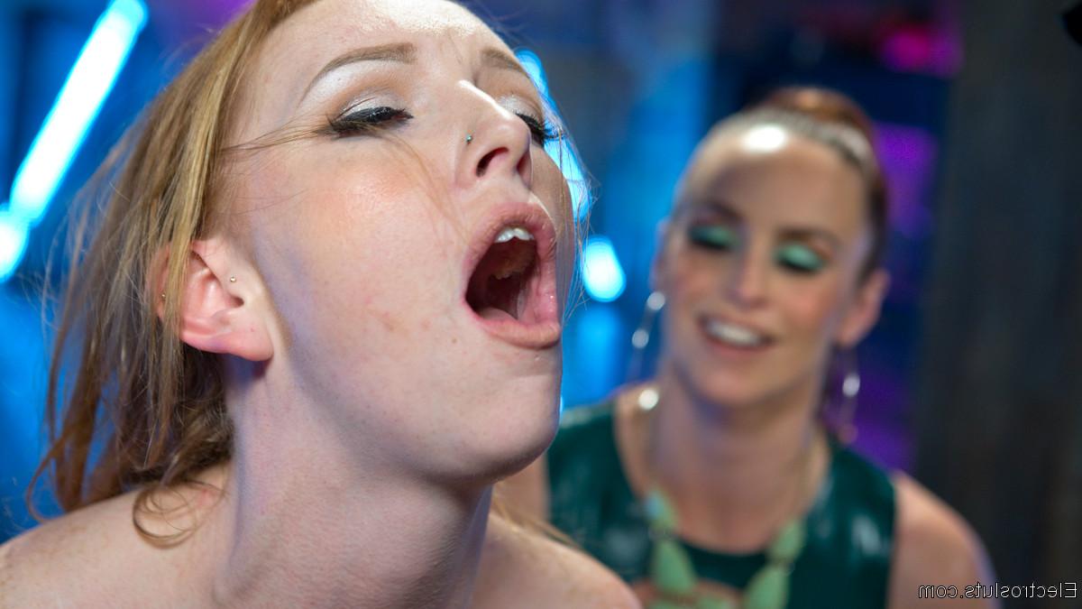 20P Lezdom Bella Rossi schockt die Muschi ihrer gefesselten Sklavin Katy Kiss
