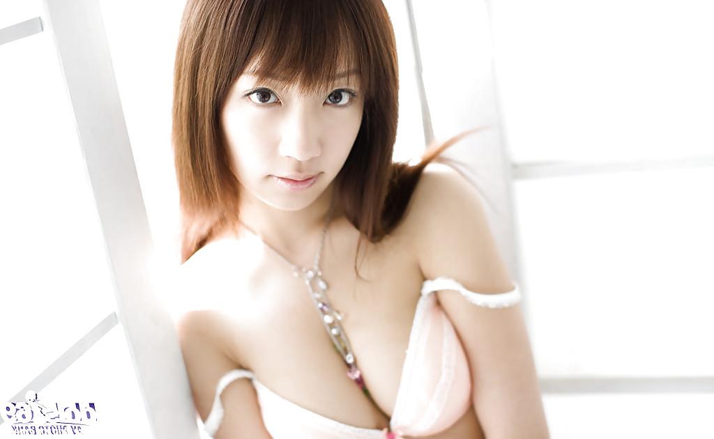 15P La jolie jeune asiatique Hina Kurumi dévoile ses petits seins aux tétons durs.