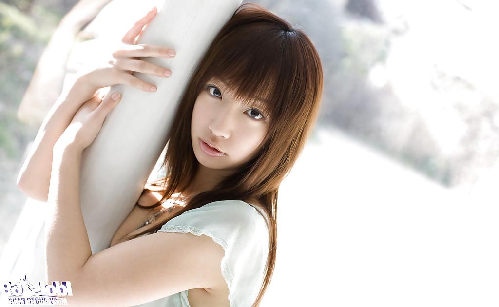15P La jolie jeune asiatique Hina Kurumi dévoile ses petits seins aux tétons durs.