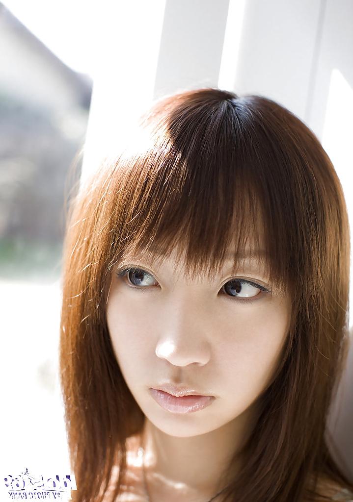 15P La jolie jeune asiatique Hina Kurumi dévoile ses petits seins aux tétons durs.