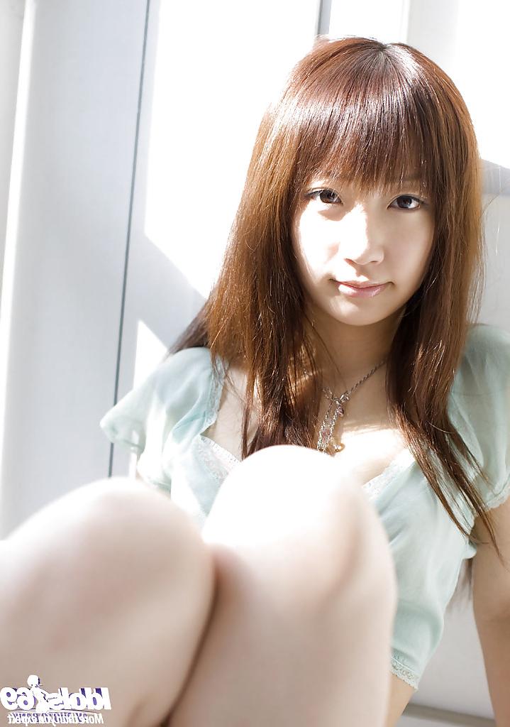 15P La jolie jeune asiatique Hina Kurumi dévoile ses petits seins aux tétons durs.