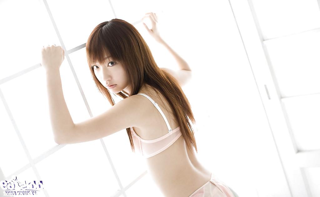 15P La jolie jeune asiatique Hina Kurumi dévoile ses petits seins aux tétons durs.