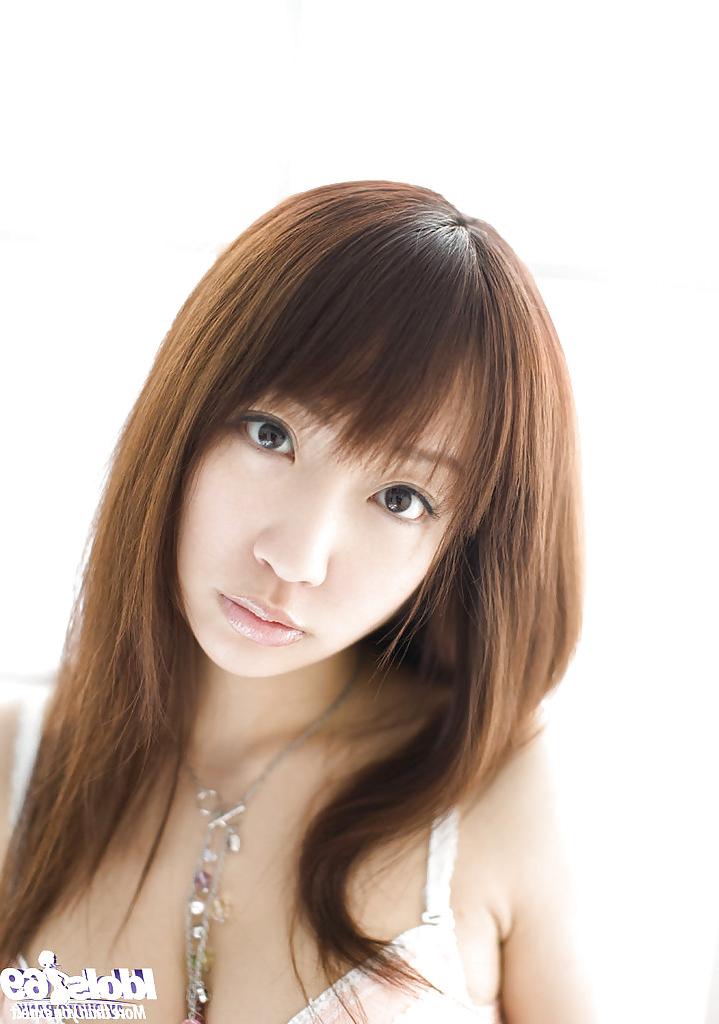 15P La jolie jeune asiatique Hina Kurumi dévoile ses petits seins aux tétons durs.