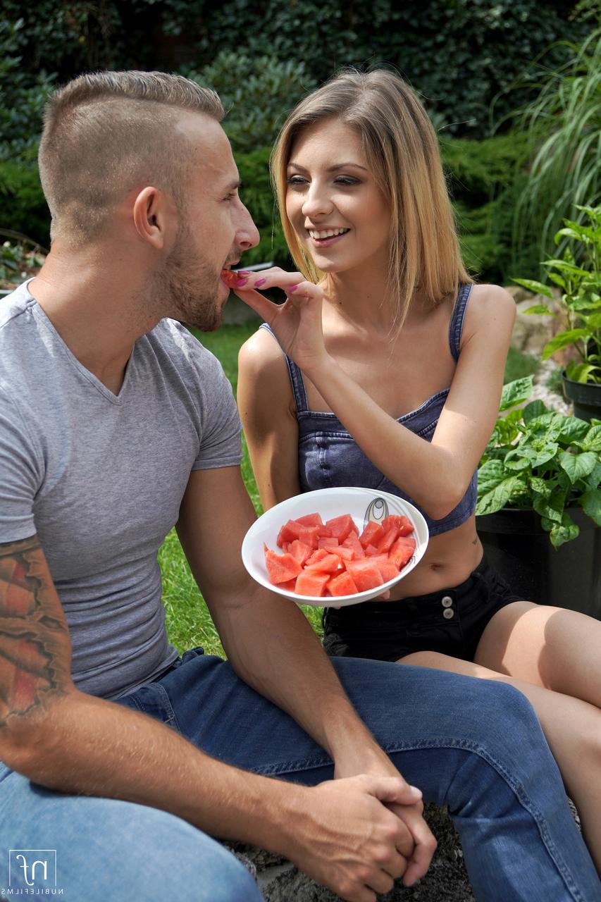 20P A la novia italiana Rebecca Volpetti le lamen el culo y le follan el coño