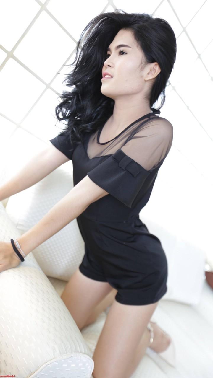 20P Hermosa transexual asiática muestra sus piernas calientes con un sexy traje negro