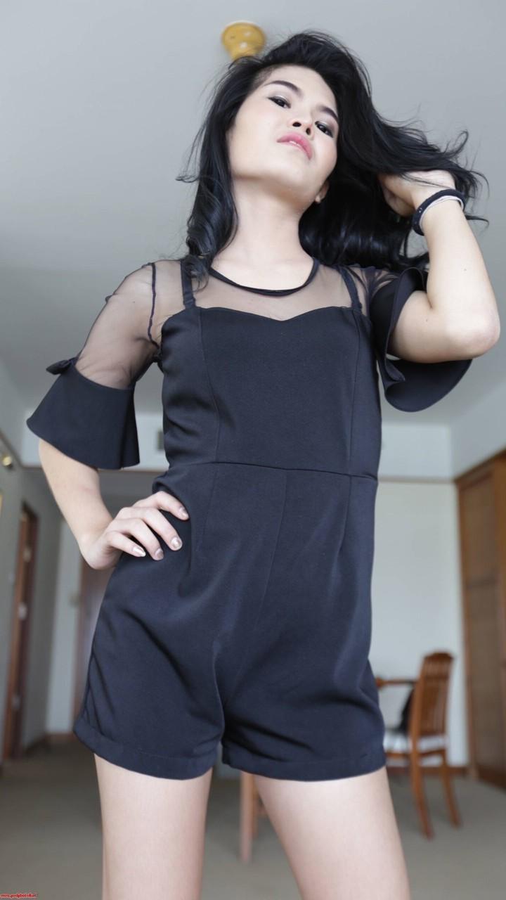 20P Hermosa transexual asiática muestra sus piernas calientes con un sexy traje negro