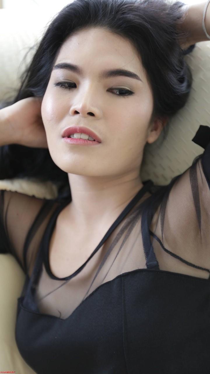 20P Hermosa transexual asiática muestra sus piernas calientes con un sexy traje negro