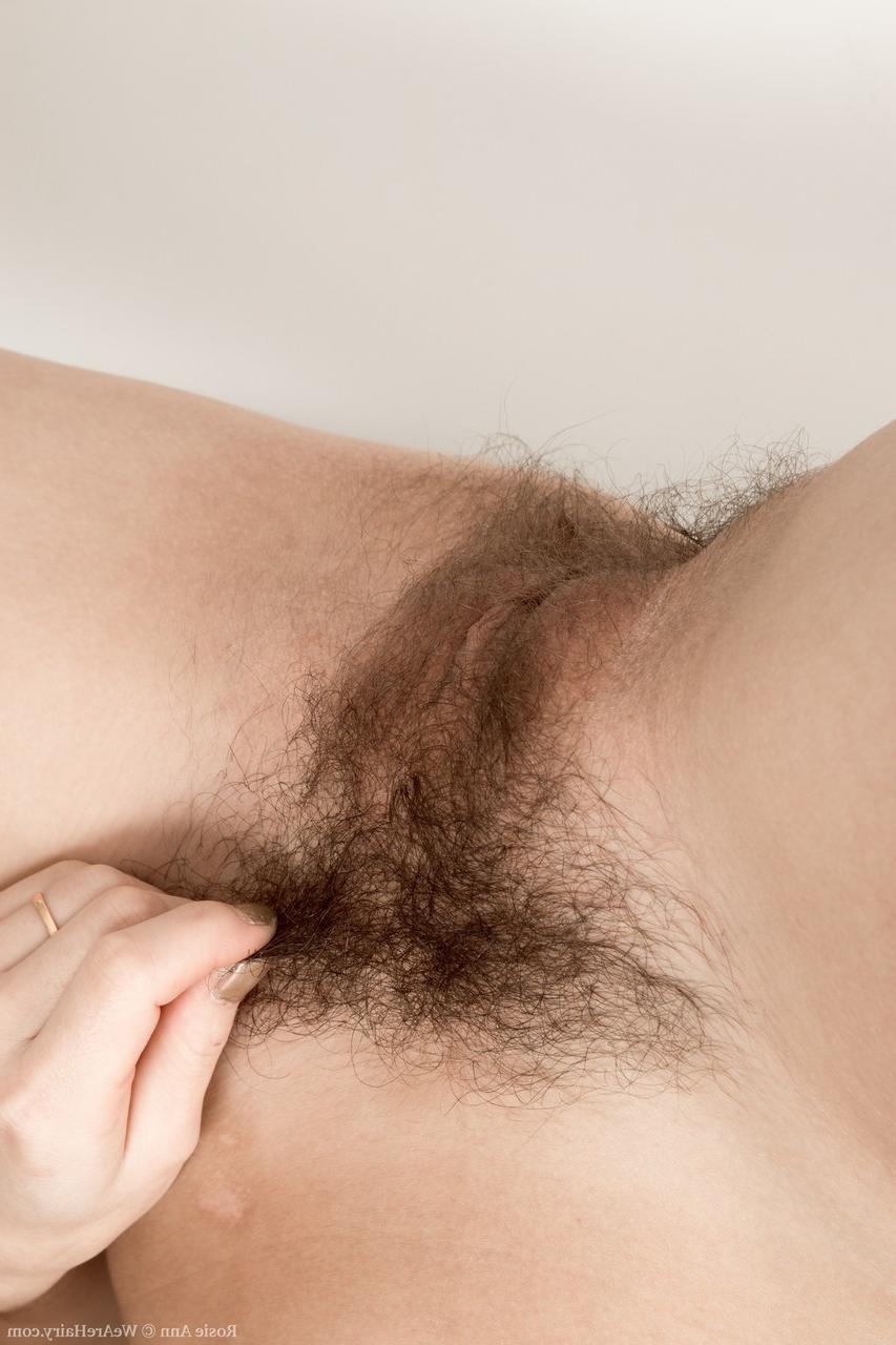 20P La morena británica Rosie Ann se quita la ropa y se mete los dedos en el coño peludo