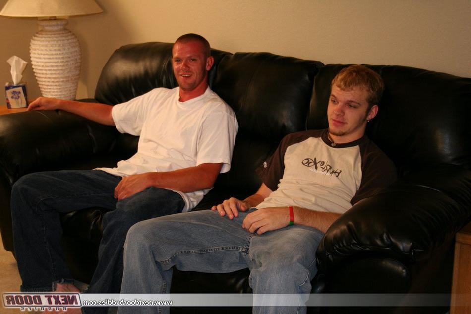 20P Colegas de quarto excitados, Tim e Jake, se masturbam juntos antes de fazer sexo anal