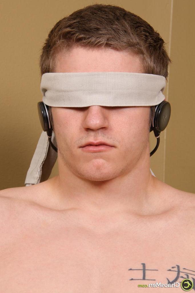 20P Gay hunk Ransom gives head to a blindfolded guy making him ejaculate
