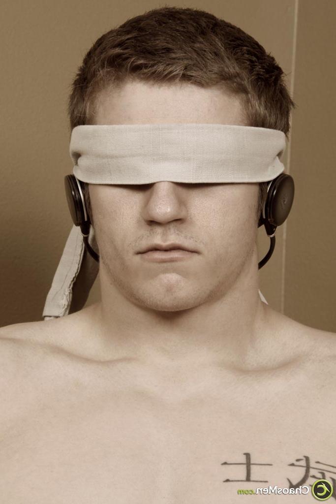20P Gay hunk Ransom gives head to a blindfolded guy making him ejaculate