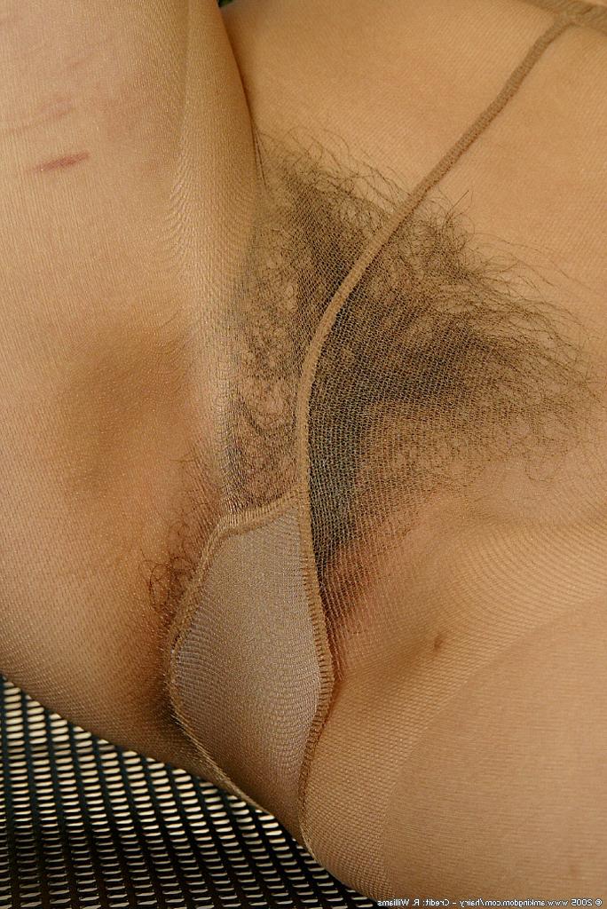 16P Amadora exótica fodível em meia-calça tira a roupa para expor sua boceta peluda