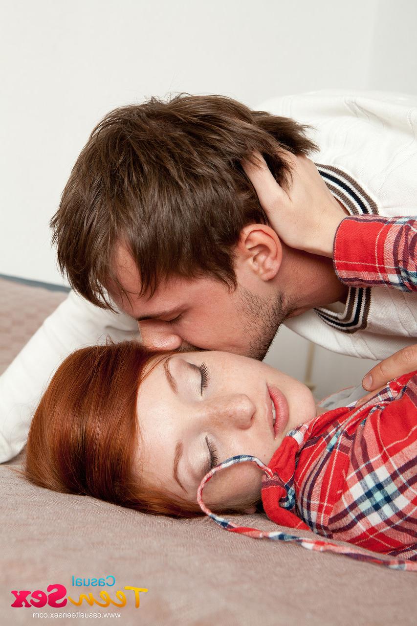 20P Ginger adolescente tem sua buceta virgem lambida e perfurada profundamente