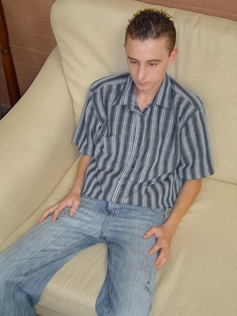 20P Le mannequin gay amateur Corey Can se touche et se masturbe sur le lit