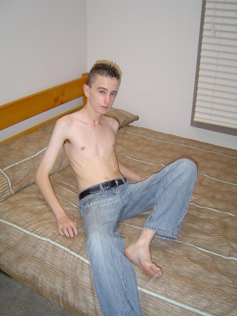 20P Le mannequin gay amateur Corey Can se touche et se masturbe sur le lit