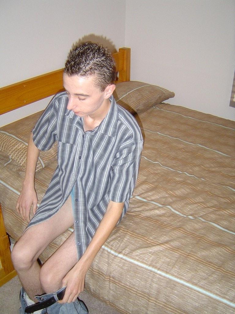 20P Le mannequin gay amateur Corey Can se touche et se masturbe sur le lit