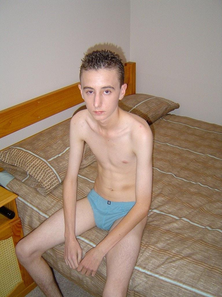 20P Le mannequin gay amateur Corey Can se touche et se masturbe sur le lit