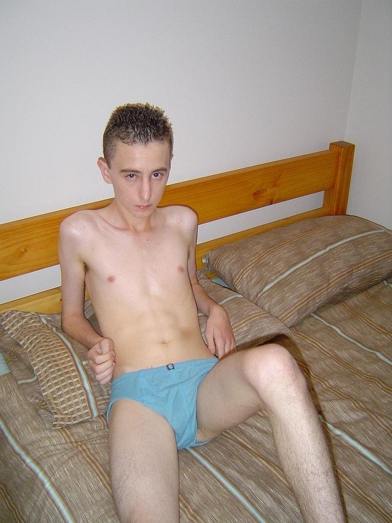 20P Le mannequin gay amateur Corey Can se touche et se masturbe sur le lit