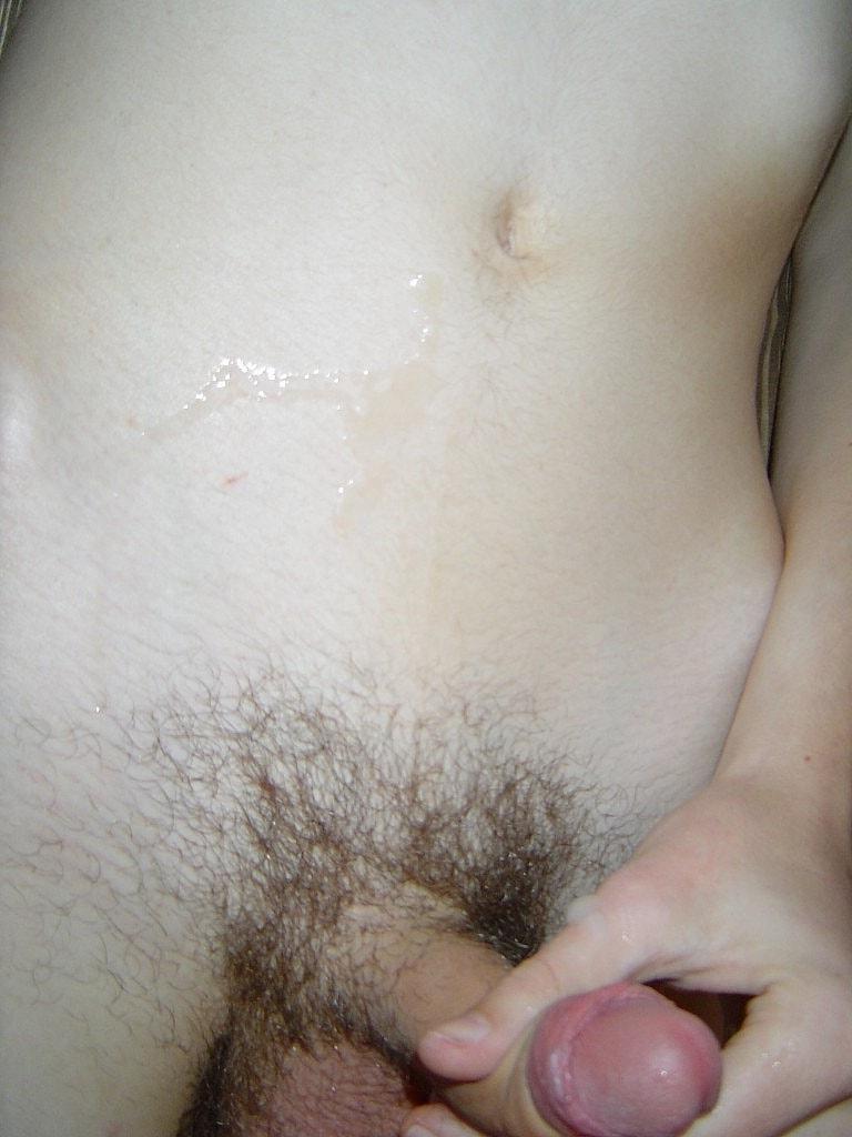 20P Le mannequin gay amateur Corey Can se touche et se masturbe sur le lit