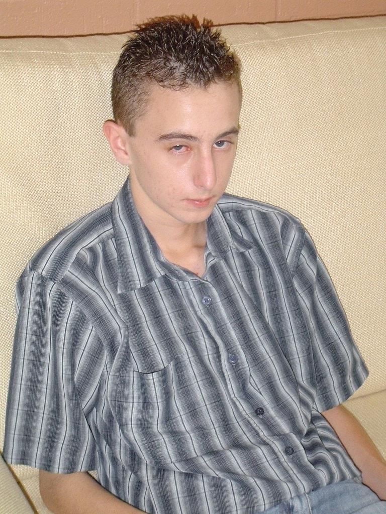 20P Le mannequin gay amateur Corey Can se touche et se masturbe sur le lit