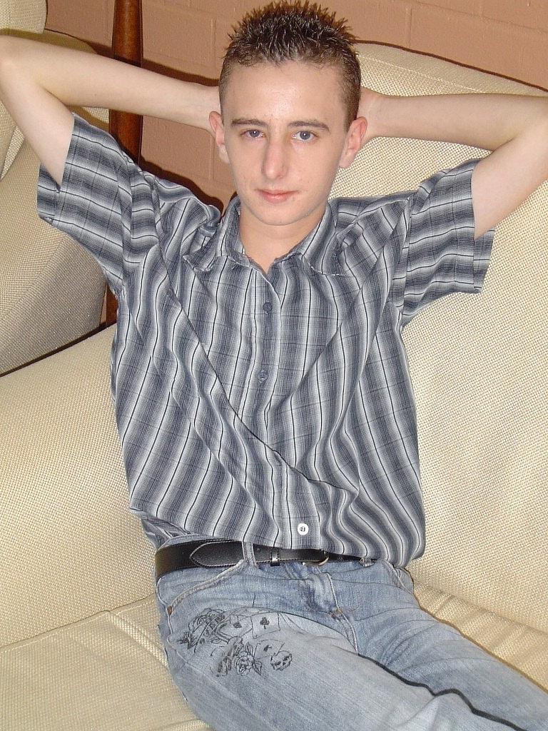 20P Le mannequin gay amateur Corey Can se touche et se masturbe sur le lit