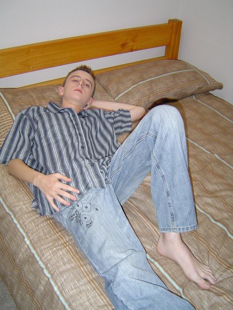 20P Le mannequin gay amateur Corey Can se touche et se masturbe sur le lit