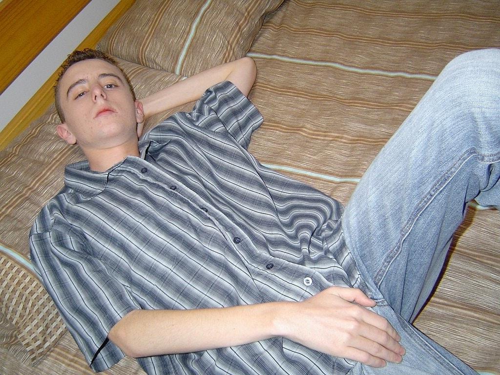 20P Le mannequin gay amateur Corey Can se touche et se masturbe sur le lit