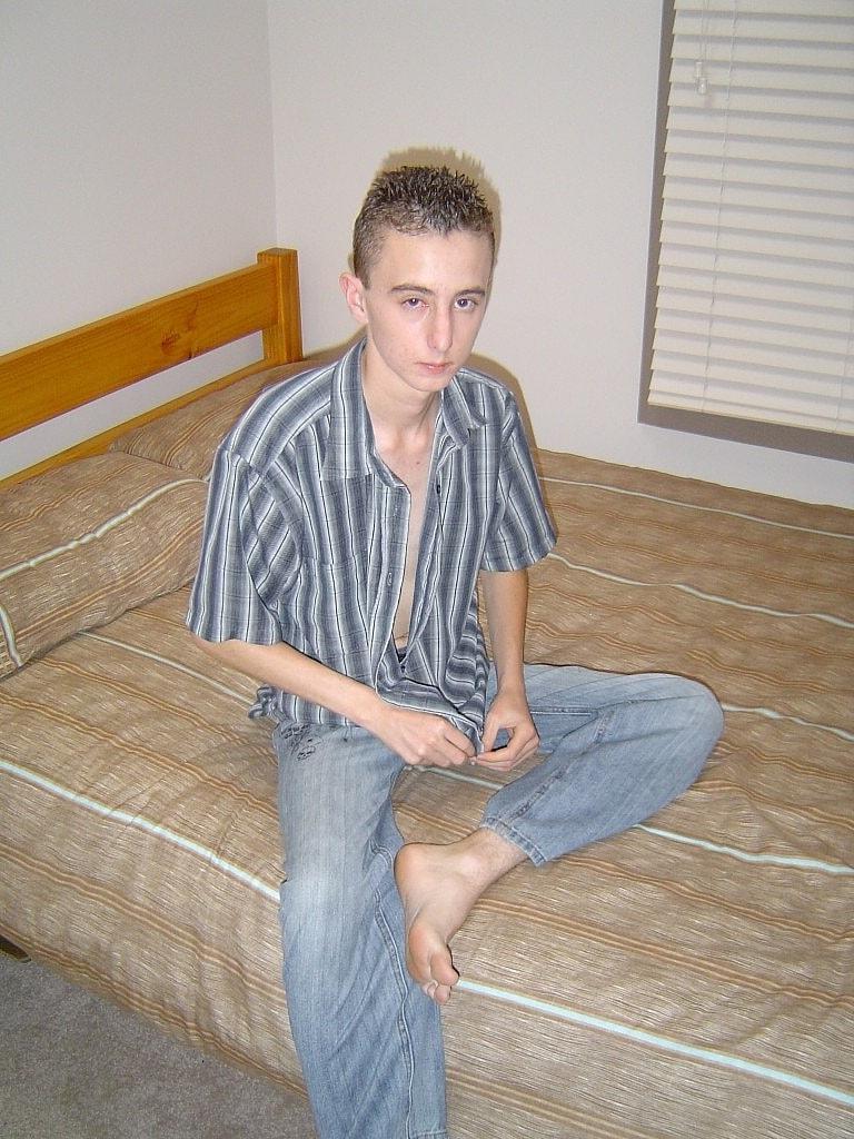 20P Le mannequin gay amateur Corey Can se touche et se masturbe sur le lit